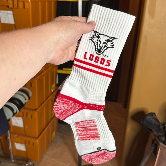 NEW Strideline Lobos Red and White Crew Socks Premium Size Men’s Shoe 6-13 - Picture 1 of 1